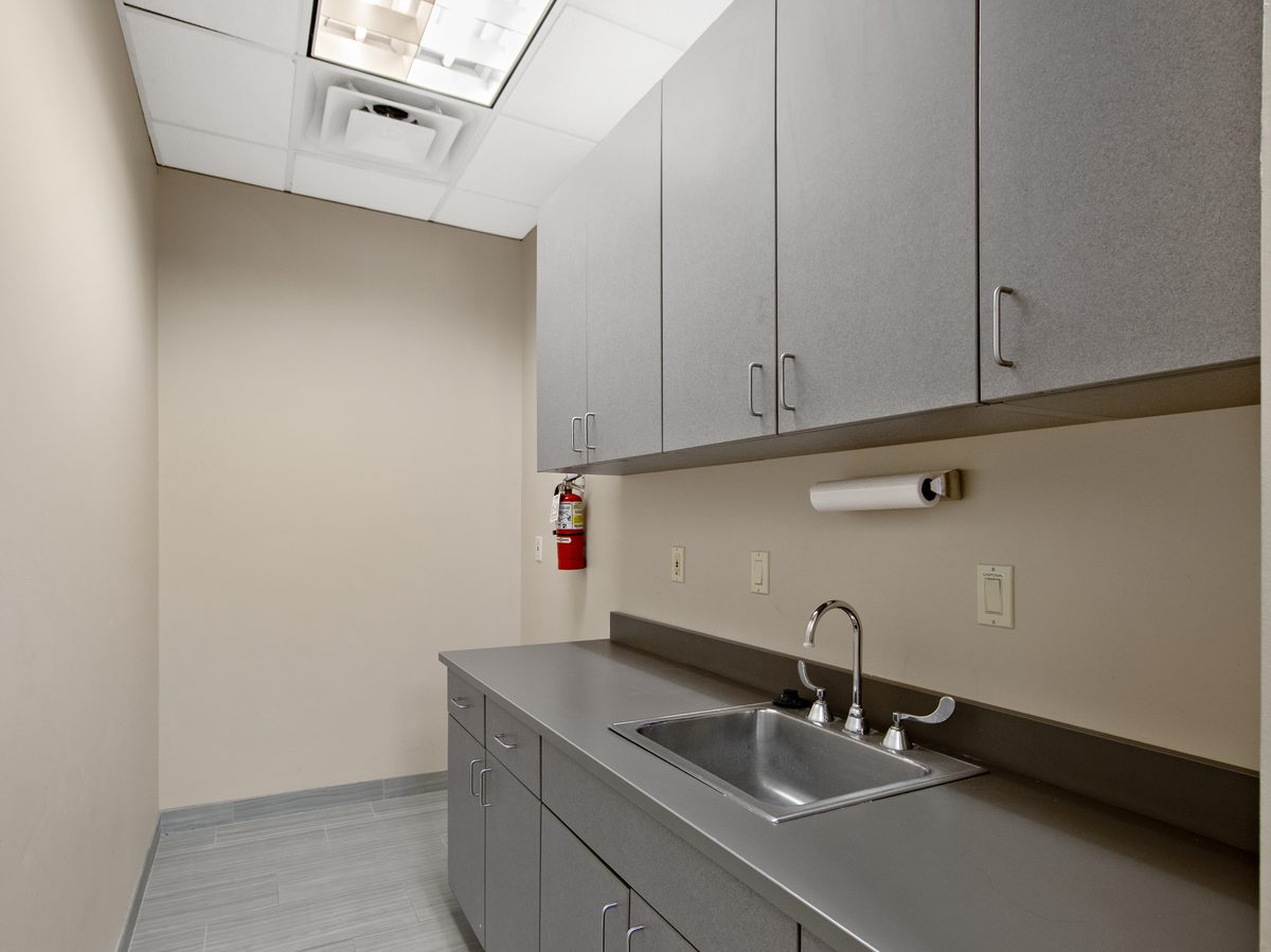 Suite 104: kitchenette